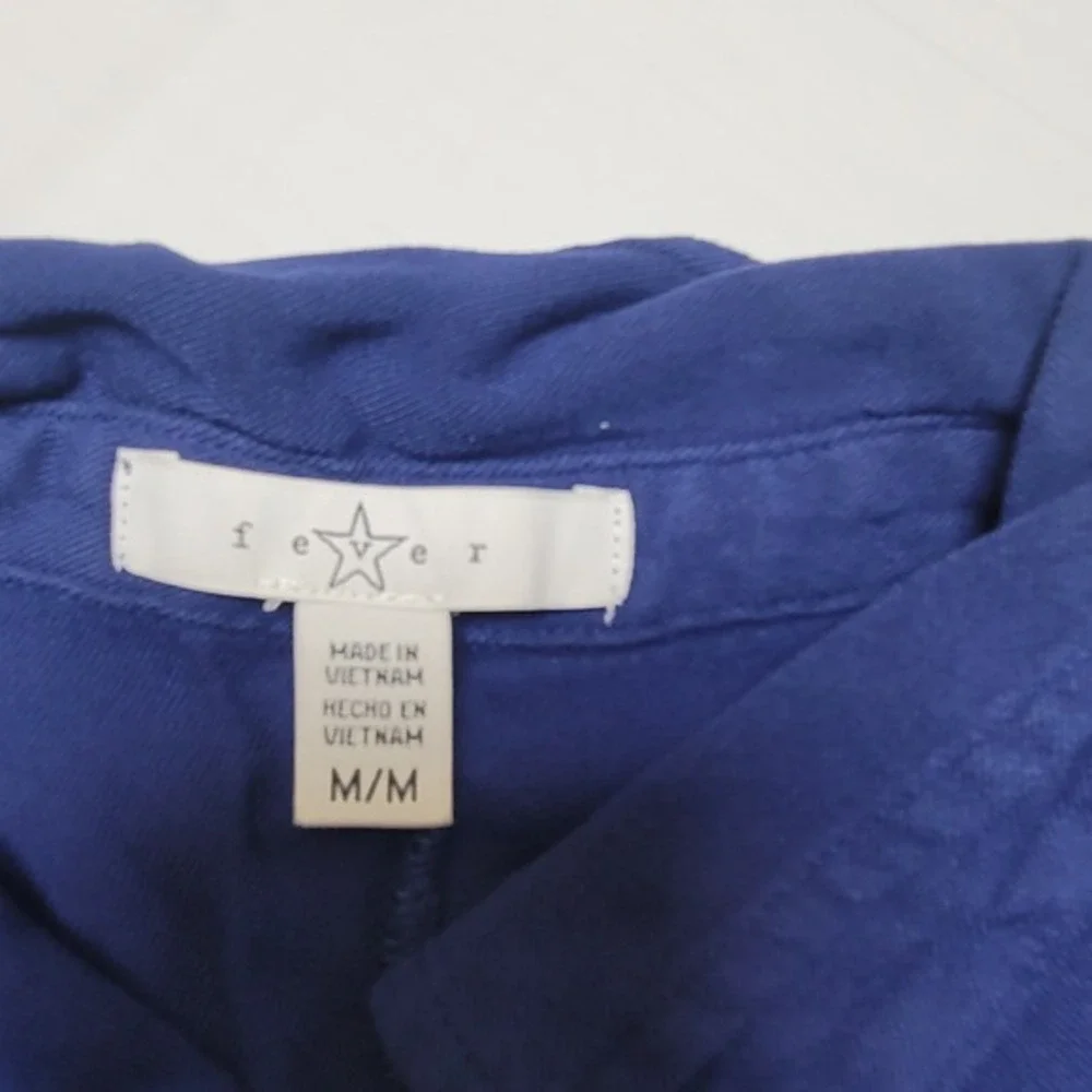 Womens Fever Blue sleeveless button up collared blouse. Size Medium.‎